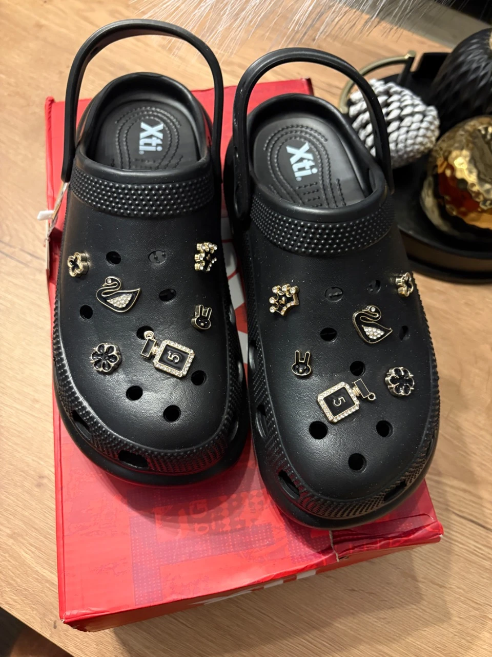 Sabots XTI noirs style Crocs avec charms – Pointure 41 – Neufs avec étiquette